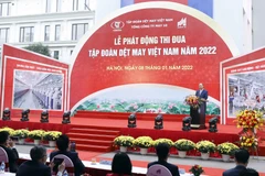 Hình ảnh Chủ tịch nước Nguyễn Xuân Phúc phát biểu tại lễ phát động thi đua của Tập đoàn Dệt may Việt Nam. (Ảnh: Thống Nhất/TTXVN) 