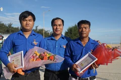 Trần Vĩnh Thu và Trần Văn Bin, đoàn viên Chi Đoàn thôn Cự Lại Đông, huyện Phú Vang, tỉnh Thừa Thiên-Huế đã được tặng Huy hiệu Tuổi trẻ dũng cảm. (Ảnh: TTXVN phát)