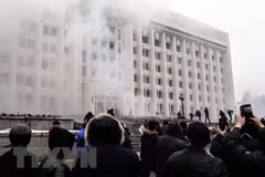 Người biểu tình quá khích tấn công tòa thị chính thành phố Almaty, Kazakhstan ngày 5/1/2022. (Ảnh: AFP/TTXVN) 