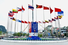 Cờ tổ quốc của các quốc gia thi đấu SEA Games 31 treo tại các khu vực trung tâm. (Ảnh: TTXVN phát) 