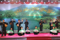 Chương trình nghệ thuật đặc sắc khai mạc lễ hội Sắc Thu hồ Ba Bể. (Ảnh: Vũ Hoàng Giang/TTXVN)