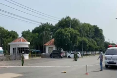 Cảnh sát tổ chức khám nghiệm hiện trường vụ án. (Ảnh: TTXVN phát)