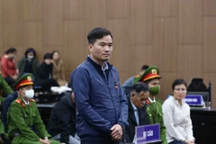 Bị cáo Lưu Văn Phương, nhân viên Công ty AIC trả lời thẩm vấn tại phiên tòa. (Ảnh: Phạm Kiên/TTXVN)