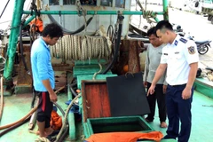 Lực lượng cảnh sát biển kiểm tra hầm chứa dầu trên tàu ST 01727TS. (Ảnh: TTXVN phát)