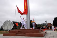 Nghi lễ thượng cờ tại Khu di tích lịch sử Quốc gia đặc biệt Tượng đài Bác Hồ,huyện đảo Cô Tô. (Ảnh: TTXVN phát)