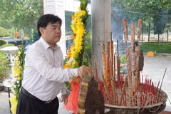 Ông Nguyễn Quốc Tuấn, Bí thư Đảng ủy, Giám đốc Cơ quan Thông tấn xã Việt Nam khu vực phía Nam dâng hương tại Nghĩa trang Liệt sỹ Đồi 82 (huyện Tân Biên, tỉnh Tây Ninh). (Ảnh: Thanh Tân/TTXVN) 