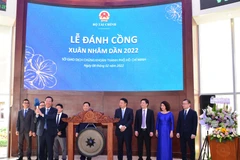 Ông Phan Văn Mãi, Chủ tịch UBND Thành phố Hồ Chí Minh, đánh cồng khai phiên giao dịch đầu năm Nhâm Dần. (Ảnh: TTXVN phát)