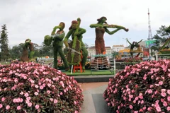 Các tiểu cảnh rất độc đáo kết bằng cây cỏ và hoa vô cùng độc đáo ở Festival hoa Đà Lạt . (Ảnh: Chu Quốc Hùng/TTXVN) 