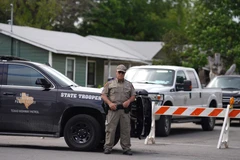 Cảnh sát phong tỏa để điều tra vụ xả súng đẫm máu tại trường tiểu học Robb ở thị trấn Uvalde, bang Texas (Mỹ), ngày 24/5. (Ảnh: AFP/TTXVN)