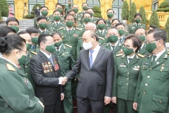 Chủ tịch nước Nguyễn Xuân Phúc với các đại biểu doanh nhân là cựu chiến binh. (Ảnh: Lâm Khánh/TTXVN) 