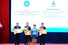 Bà Aly Vong Nor Bun Tham - Ủy viên Trung ương Đảng Nhân dân Cách mạng Lào, Chủ tịch Trung ương Liên hiệp Công đoàn Lào trao tặng Huân, Huy chương hữu nghị Lào cho Chủ tịch Tổng Liên đoàn Lao động Việt Nam Nguyễn Đình Khang. (Ảnh: Minh Đức/TTXVN)