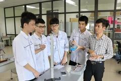 Em Nguyễn Đăng Phúc học bài. (Ảnh: Thanh Thương/TTXVN)