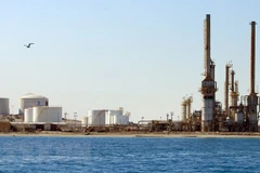 Một cơ sở khai thác dầu tại thị trấn al-Buraqah, Libya. (Ảnh: AFP/TTXVN) 