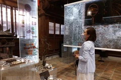 Khách tham quan sản phẩm sáng tạo trưng bày tại hội thảo Thiết kế sáng tạo từ nguồn lực văn hóa Thủ đô. Ảnh minh họa. (Ảnh: Đinh Thuận/TTXVN)