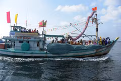 Nghi lễ cúng trên biển cầu cho mưa thuận gió hòa. (Ảnh: Lê Sen/TTXVN)