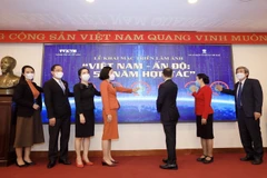 Tổng giám đốc TTXVN Vũ Việt Trang, Đại sứ Ấn Độ tại Việt Nam Pranay Verma và các đại biểu bấm nút khai mạc triển lãm. (Ảnh: Tuấn Anh/TTXVN) 