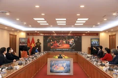 Các đại biểu xem triển lãm ảnh trực tuyến Việt Nam-Ấn Độ: 50 năm hợp tác. (Ảnh: Tuấn Anh/TTXVN) 