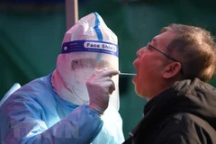 Nhân viên y tế lấy mẫu xét nghiệm COVID-19 cho người dân tại Thiên Tân, Trung Quốc, ngày 15/1/2022. (Ảnh: THX/TTXVN)