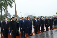 Đoàn đại biểu Ban Chấp hành Trung ương Đảng, Chủ tịch nước, Quốc hội, Chính phủ, Ủy ban Trung ương Mặt trận Tổ quốc Việt Nam dâng hương tưởng niệm các vị tiền bối cách mạng và các anh hùng, liệt sỹ tại Nghĩa trang Mai Dịch. (Ảnh: Văn Điệp/TTXVN)