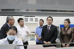 Bí thư Tỉnh ủy, Tỉnh trưởng tỉnh Champasak, ông Vilayvong Bouddakham (thứ 2 phải sang) cùng đoàn Đại biểu cấp cao của tỉnh Champasak tham quan các phòng nghiên cứu, lai tạo giống lúa tại Trung tâm Nghiên cứu Nông nghiệp Định Thành, tỉnh An Giang. (Ảnh: Cô