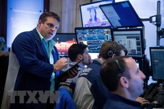 Giao dịch viên tại Sở giao dịch chứng khoán New York, Mỹ. (Ảnh: THX/TTXVN) 