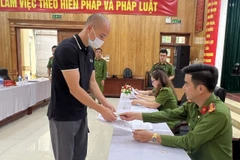 Công dân vừa được tái hoà nhập cộng đồng đều được trao căn cước công dân gắn chíp. (Ảnh: TTXVN phát)