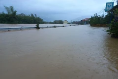 Đường vào trung tâm xã Hành Dũng, huyện Nghĩa Hành bị ngập sâu. (Ảnh: Đinh Hương/TTXVN) 