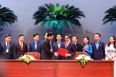 Phó Thủ tướng Vũ Đức Đam và Bí thư thứ nhất Trung ương Đoàn Bùi Quang Huy ký kết Nghị quyết liên tịch giữa Chính phủ và Ban Chấp hành Trung ương Đoàn giai đoạn 2022-2027. (Ảnh: Phạm Kiên/TTXVN) 