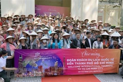 Chương trình chào đón đoàn khách du lịch quốc tế đến từ Mỹ. (Ảnh: Mỹ Phương/TTXVN) 