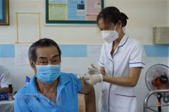Tiêm vaccine phòng COVID-19 mũi 2 cho người dân Côn Đảo. (Ảnh: TTXVN phát)
