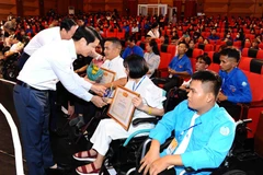 Bí thư Thường trực Trung ương Đoàn, Chủ tịch Hội Liên hiệp Thanh niên Việt Nam Nguyễn Ngọc Lương trao Bằng khen của Ủy ban Trung ương Hội Liên hiệp Thanh niên Việt Nam tặng các đại biểu tham gia chương trình. ( Ảnh: Minh Đức/TTXVN)