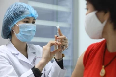 Tiêm vaccine phòng COVID-19 cho người dân. (Nguồn: TTXVN)
