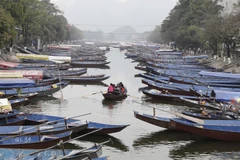 Thuyền đưa đón du khách sẵn sàng phục vụ. (Ảnh: Trần Việt/TTXVN)