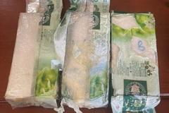 Các gói nylon màu xanh bên trong chứa các tinh thể màu trắng có đặc tính giống với ma túy Ketamine. (Ảnh: TTXVN phát) 