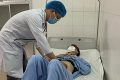 Bác sỹ thăm khám cho bệnh nhân sau can thiệp. (Ảnh: TTXVN phát)