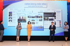 Lãnh đạo Thông tấn xã Việt Nam thực hiện nghi thức khai trương chuyên trang thông tin chinhsachcuocsong.vn. (Ảnh: Trần Lê Lâm/TTXVN)