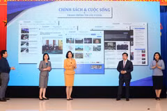 Lãnh đạo Thông tấn xã Việt Nam thực hiện nghi thức khai trương chuyên trang thông tin chinhsachcuocsong.vn. (Ảnh: Trần Lê Lâm/TTXVN)