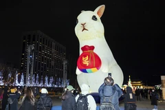Đèn lồng Thỏ may mắn cao 12m gửi thông điệp hy vọng cho người dân Xứ sở Kim Chi trong năm mới Quý Mão 2023. (Ảnh: Anh Nguyên/TTXVN) 