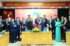 Chủ tịch Hội Liên hiệp Thanh niên Việt Nam Nguyễn Ngọc Lương và Chủ tịch Hội Liên hiệp Thanh niên Campuchia Hun Many ký thỏa thuận hợp tác giữa thanh niên hai nước giai đoạn 2022-2027. (Ảnh: Minh Đức/TTXVN)