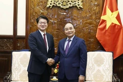 Chủ tịch nước Nguyễn Xuân Phúc và ông Seong Ghi-hong, Chủ tịch, Giám đốc điều hành Hãng Thông tấn Yonhap của Hàn Quốc. (Ảnh: Thống Nhất/TTXVN)