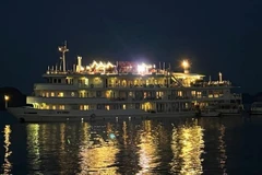 Hai tàu ghép phục vụ tiệc của Câu lạc bộ CDC miền Bắc trên vịnh Hạ Long tối 30/6. (Nguồn: Báo Lao động)