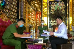 Công an tỉnh Bình Dương ra quân tổng kiểm tra các quán Karaoke, quán bar và vũ trường trên địa bàn. (Ảnh: TTXVN phát)