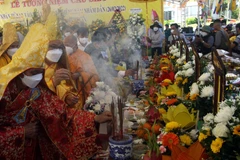 Các tăng ni, Phật tử cùng bà con nhân dân thắp hương tưởng niệm, cầu siêu cho các nạn nhân vụ chìm canô.