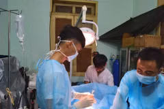 Quân y bệnh xá đảo Sinh Tồn phẫu thuật cấp cứu cho bệnh nhân. (Ảnh: TTXVN phát)