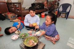 Gia đình anh Phạm Văn Bưởi và chị Nguyễn Thị Viễn, xã Mông Thọ A, huyện Châu Thành, tỉnh Kiên Giang có 3 con bị nhiễm chất độc da cam/dioxin (2016). Ảnh minh họa. (Ảnh: Anh Tuấn/TTXVN) 