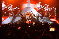 Scorpions "đốt cháy" hơn 10.000 khán giả trong đêm cuối Monsoon