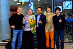 Huyền thoại nhạc Jazz Tsuyoshi Yamamoto và ban nhạc đến Hà Nội cùng đại diện nhà tổ chức chương trình "Yamamoto Live In Concert. (Ảnh: IB Group) 