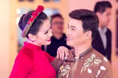 Quang Linh tình tứ với Thành Lê trong chương trình 'Đêm Đông xứ Huế.' (Ảnh: Hải Bá)