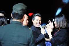 Thomas Anders nhiều lần đi xuống giao lưu với khán giả. (Ảnh: BTC)