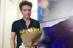 Richard Marx nghiêm nghị và ít cười suốt buổi họp báo. (Ảnh: Lan Di)